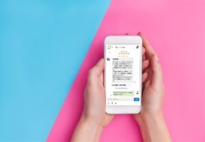 スマートフォンでミツモアのメッセージを確認するイメージ