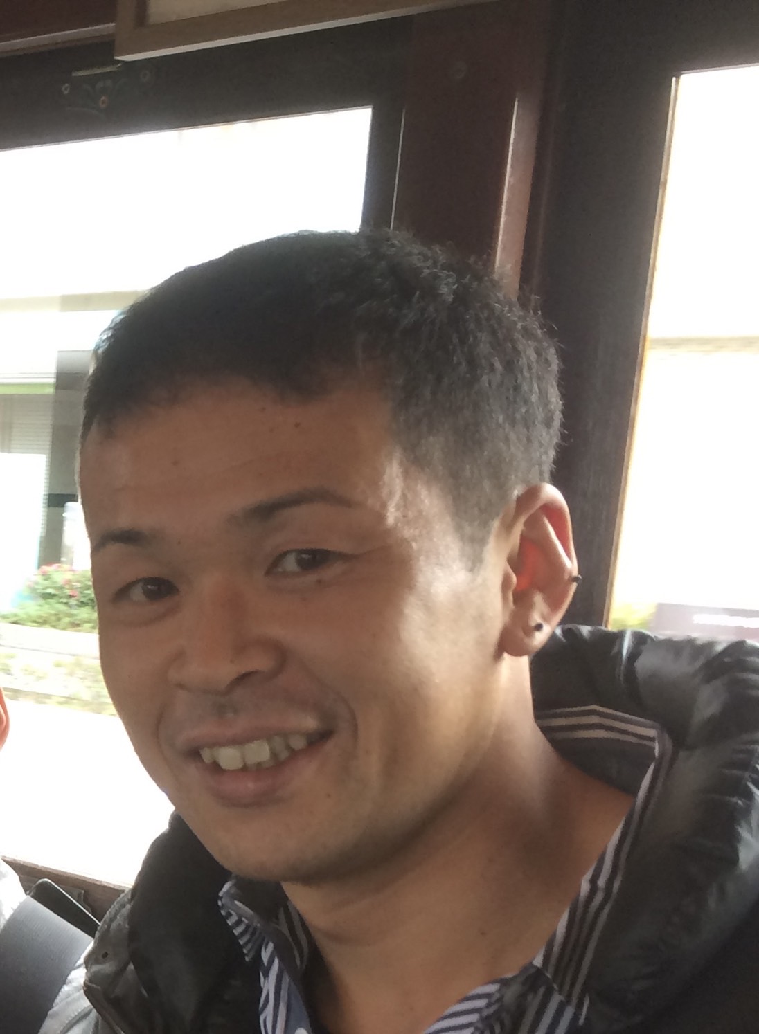 ウッドデッキで木工作業をする職人