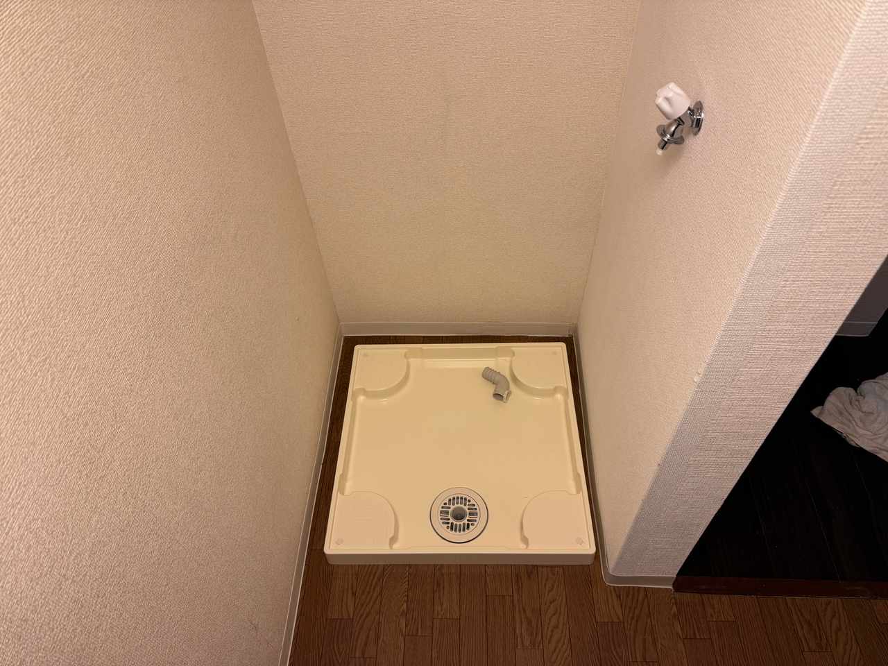住宅内に新設された洗濯機パンと水栓