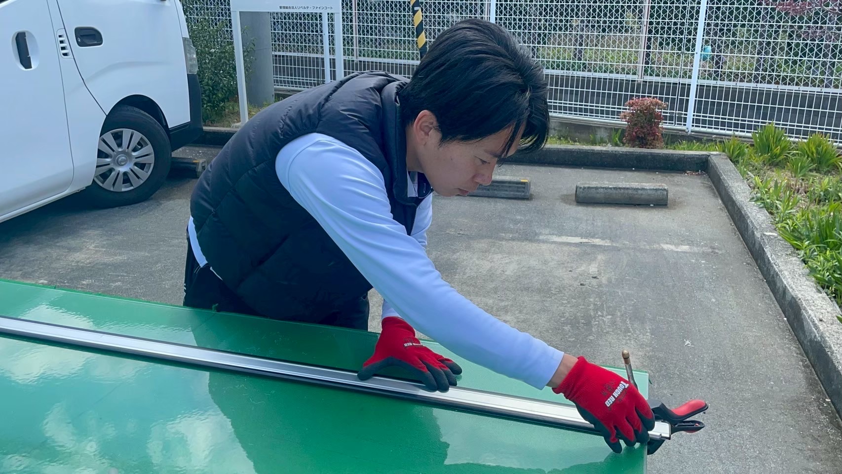 ガラス板を工具で加工するガラスコールの船津さん
