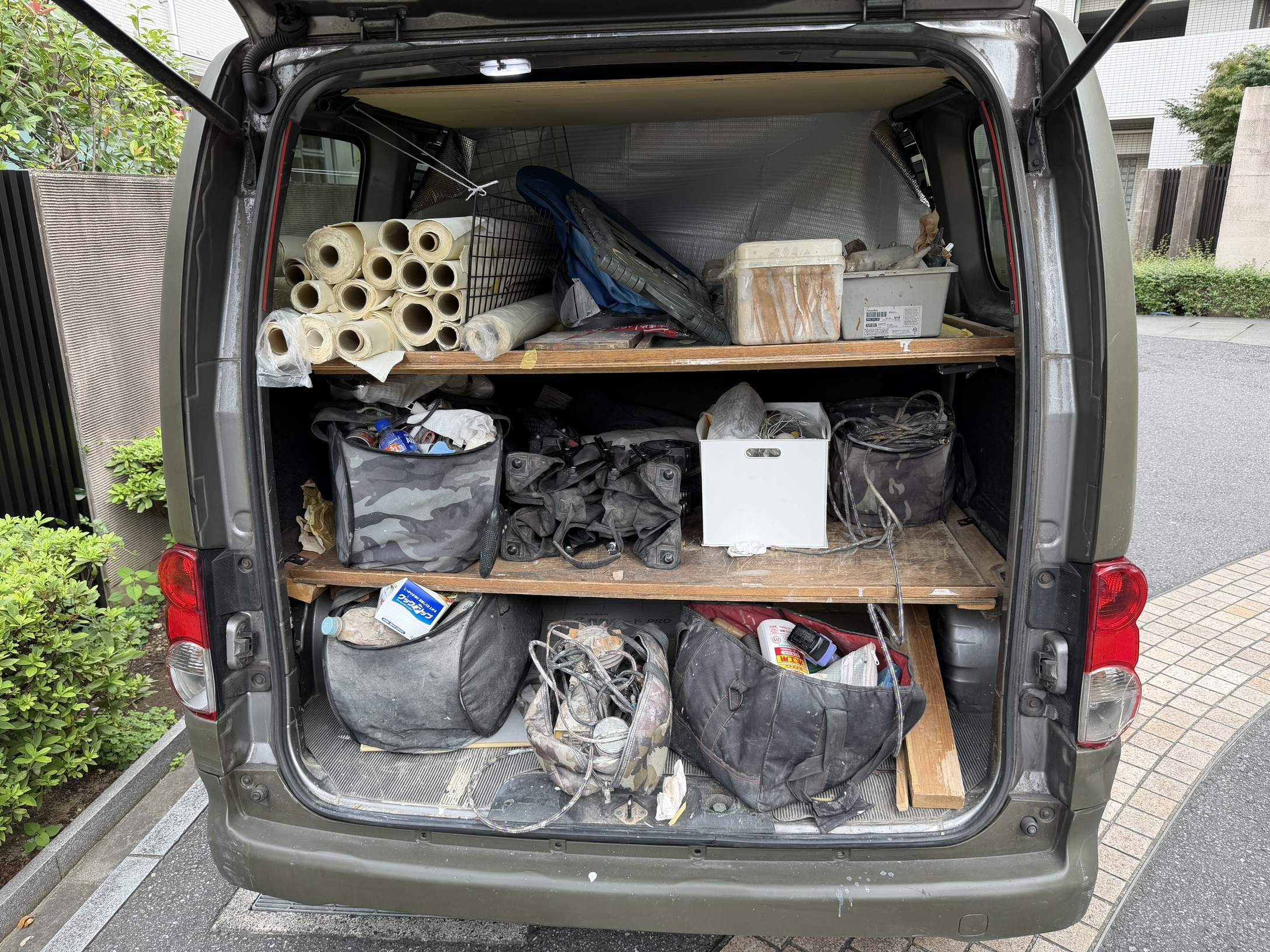 補修材や養生材、工具を棚に収納した内装リペア用作業車の荷室