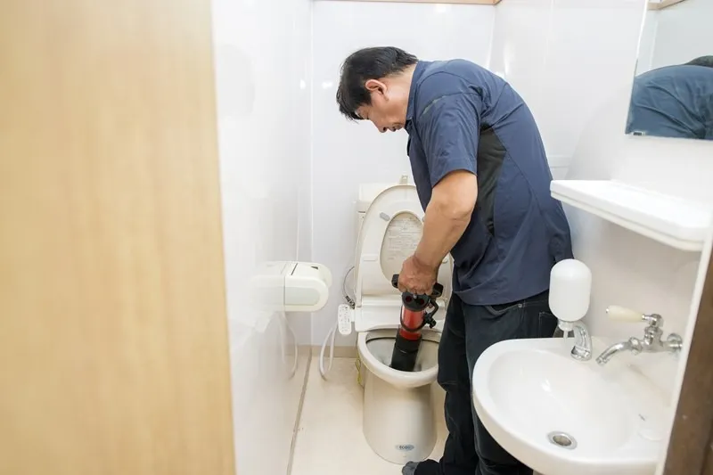 トイレの水道トラブルに対応する作業員