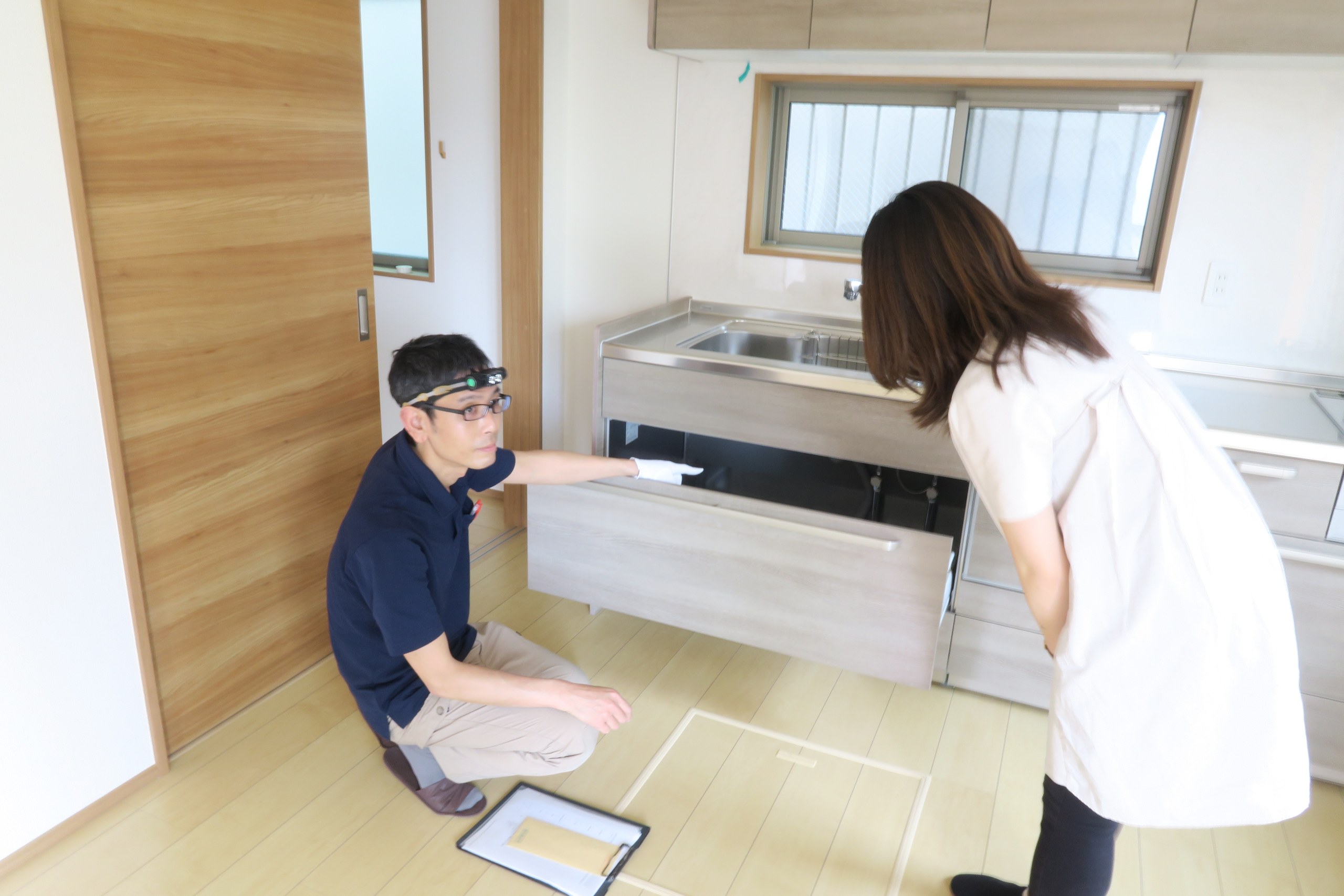 住宅内で依頼者と確認を行う細谷さん、換気設備を説明する様子、床下で記録を取りながら調査する様子、窓に設置された住宅検査用機器