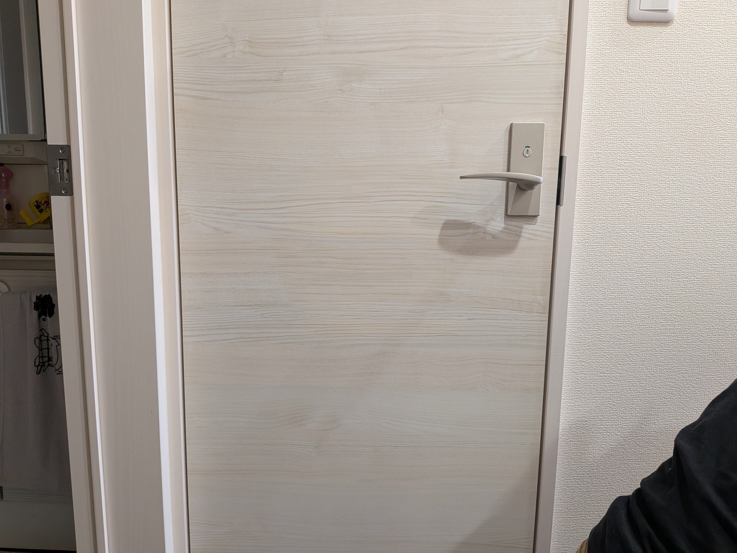 室内ドアの補修前後。穴状に割れた傷があるドアと、補修後に傷が目立たなくなった同じドア。