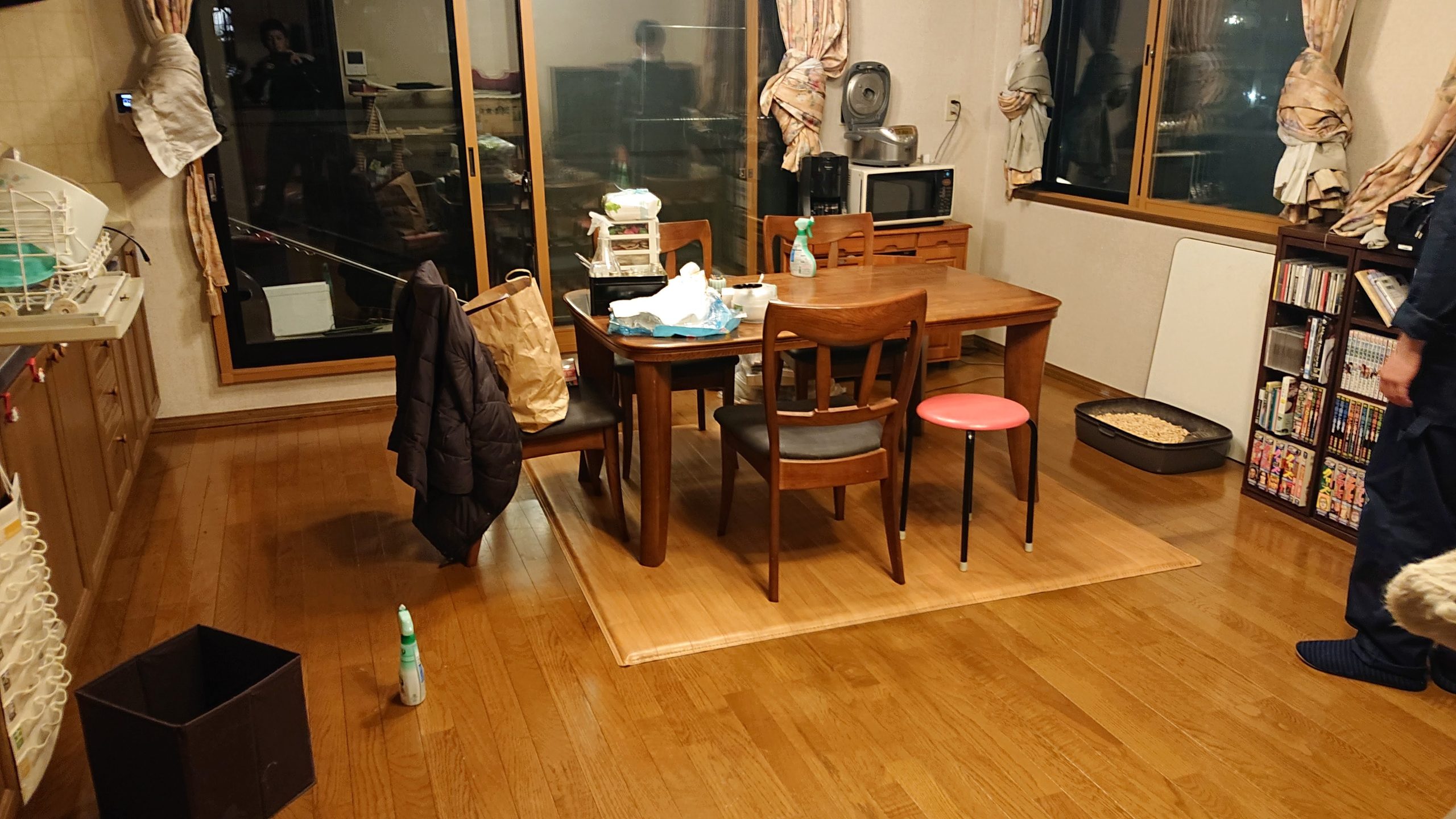 物が散らかった室内と、片付けて清掃した室内