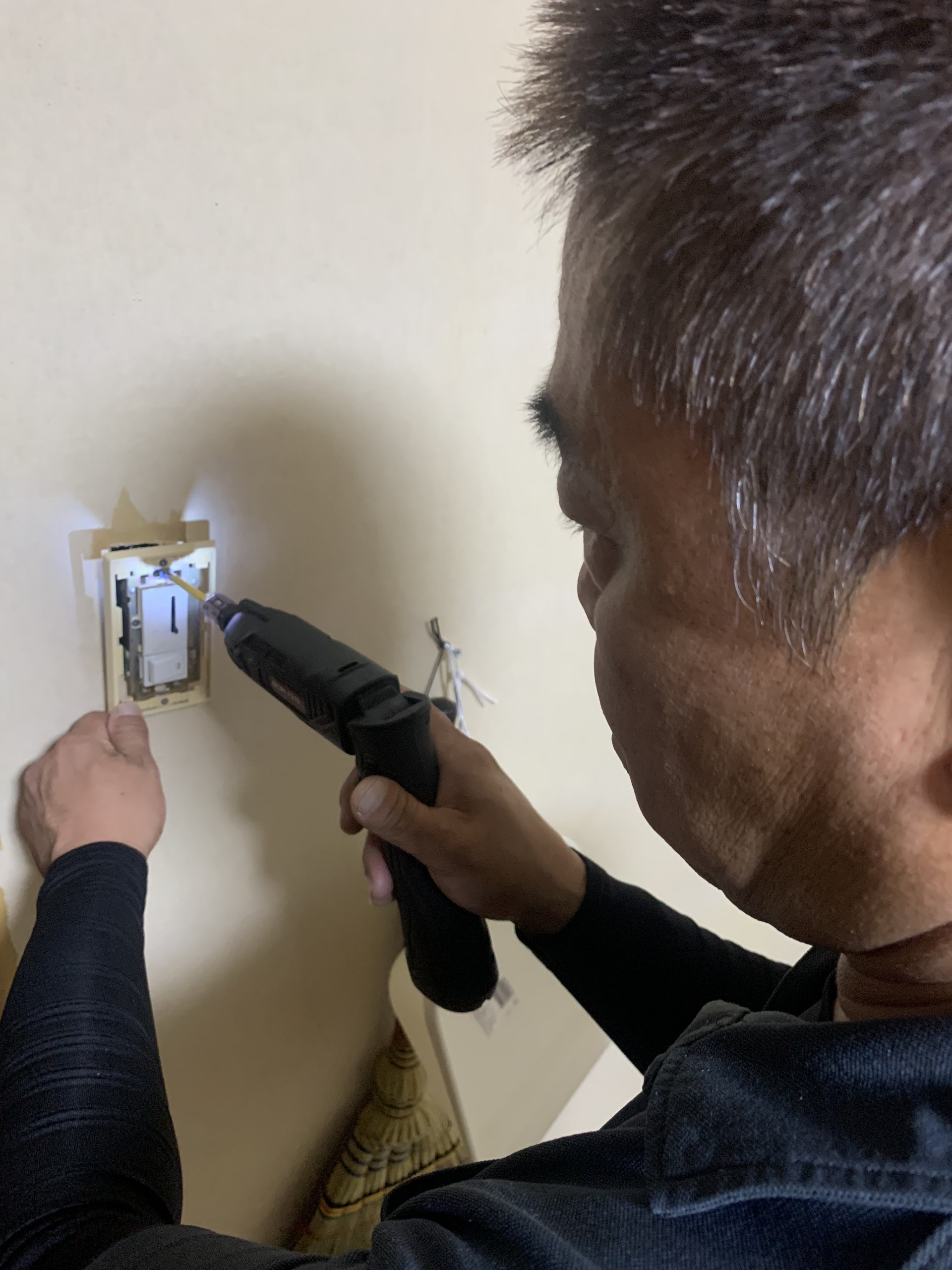 コンセント周りの電気工事を行う山本さん
