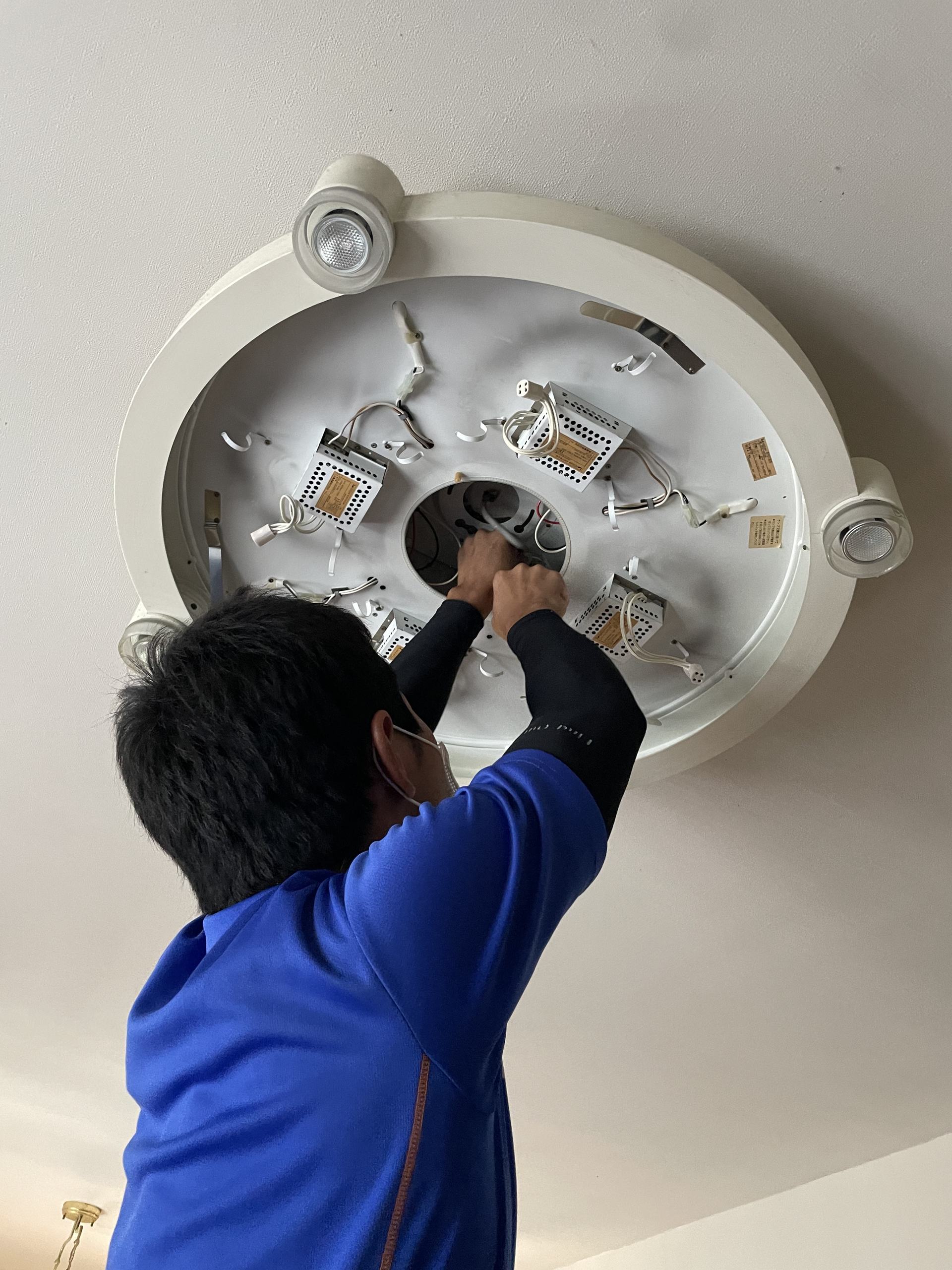 照明器具を取り付ける作業