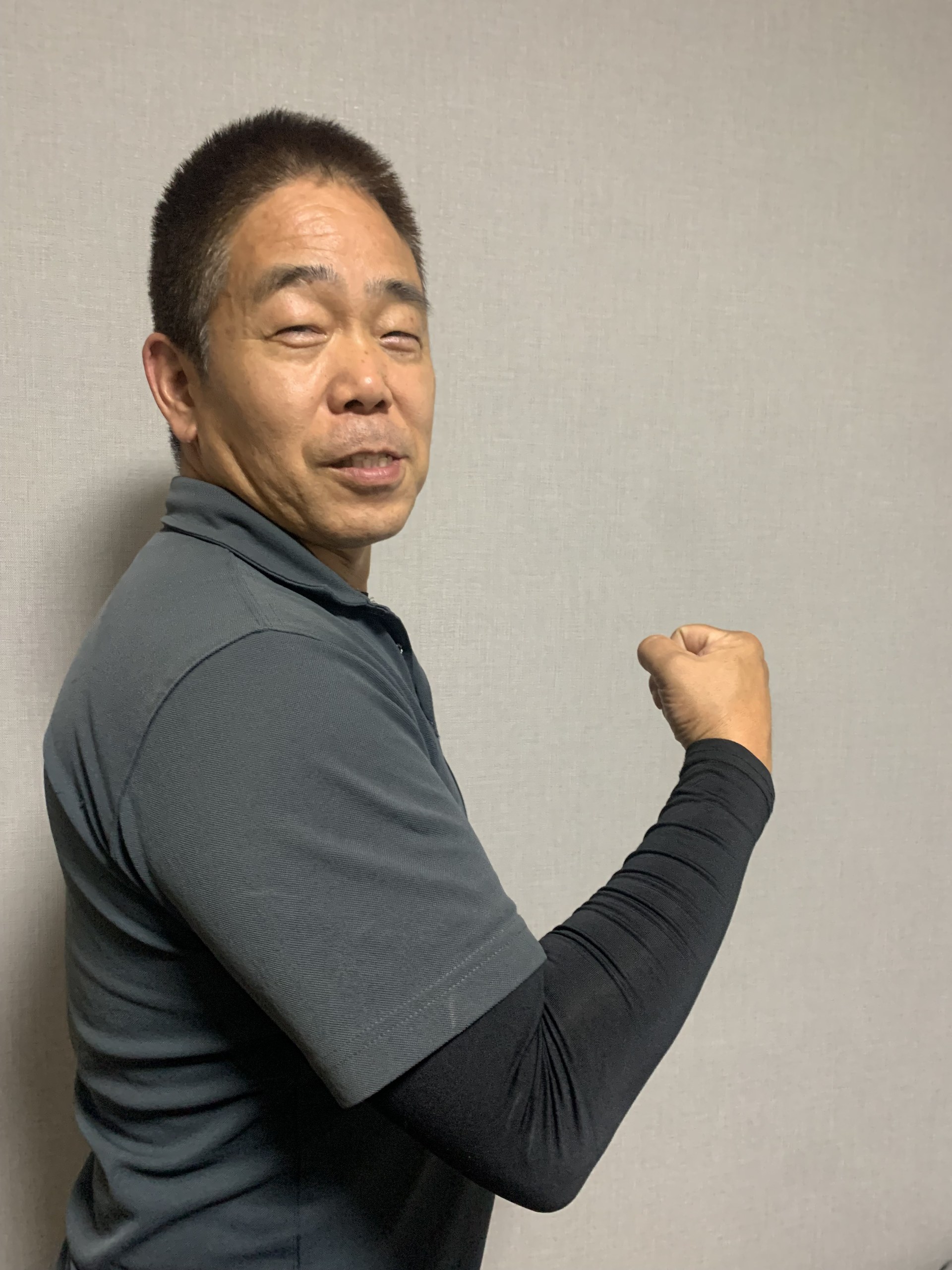 拳を握って意気込みを見せる山本さん