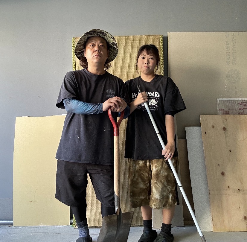 道具を手にした合志さんと奥様