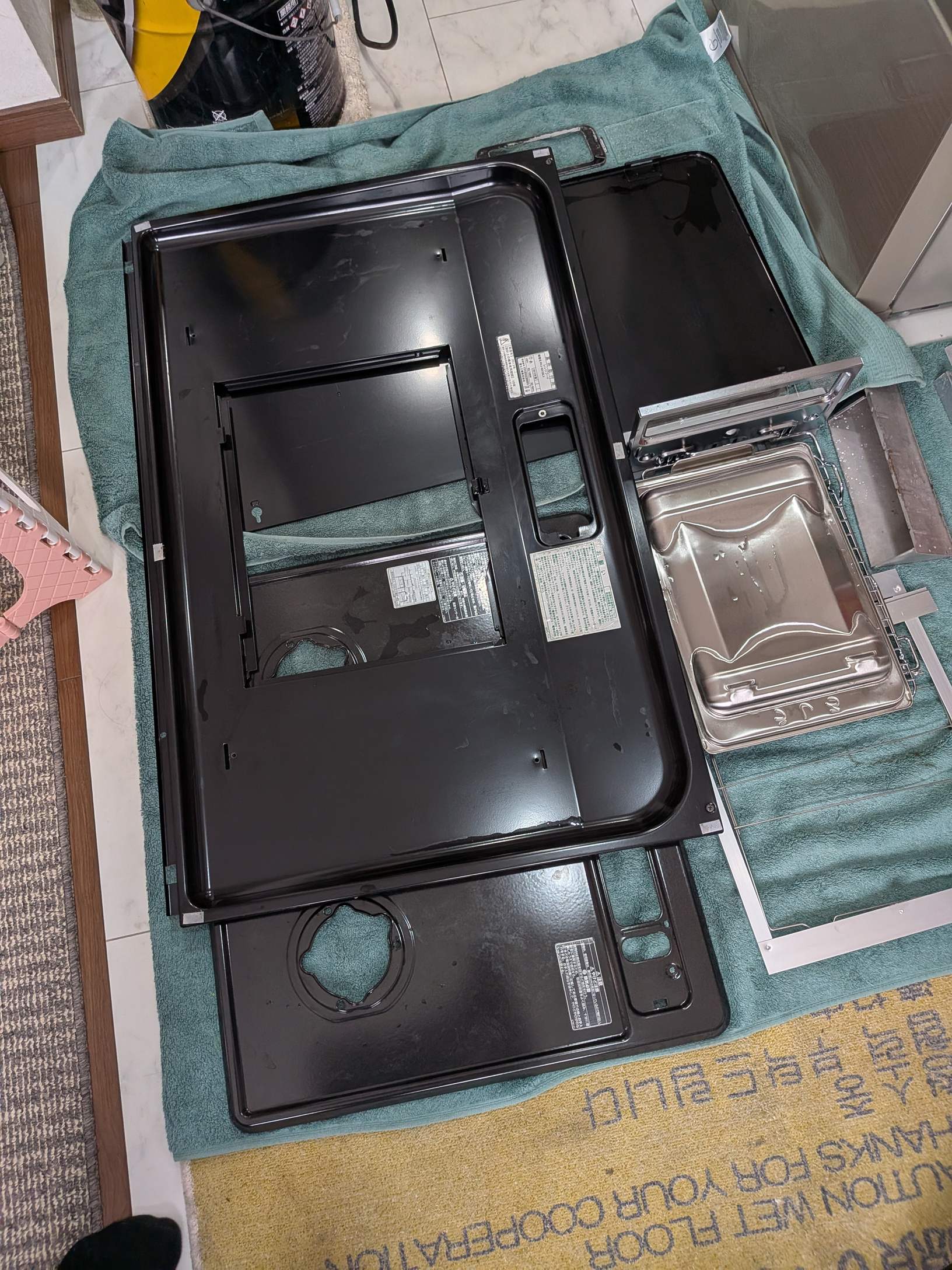 完全分解して並べた設備の部品