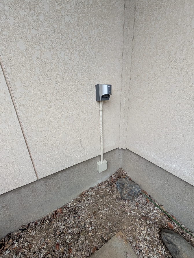 外壁に取り付けたEV充電用コンセントと下部のボックスをつなぐ配管